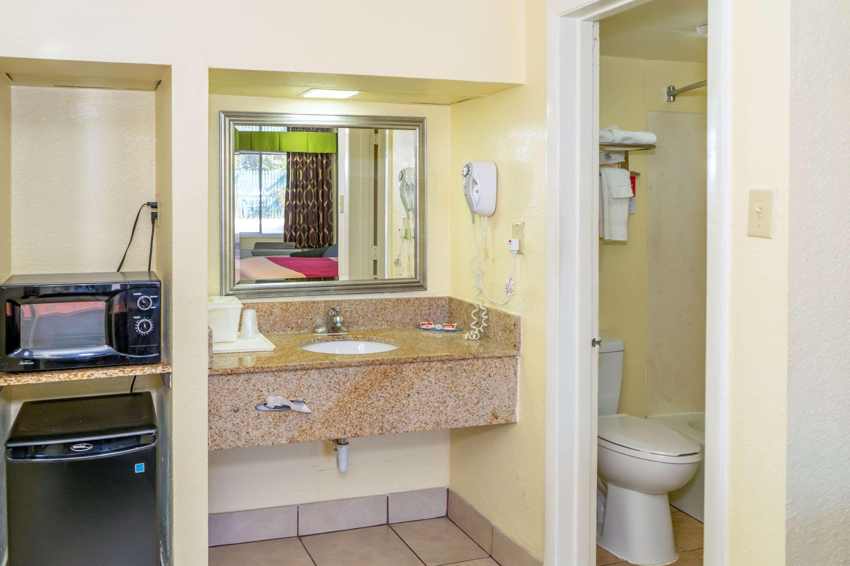 Econo Lodge Weldon - Roanoke Rapids Экстерьер фото